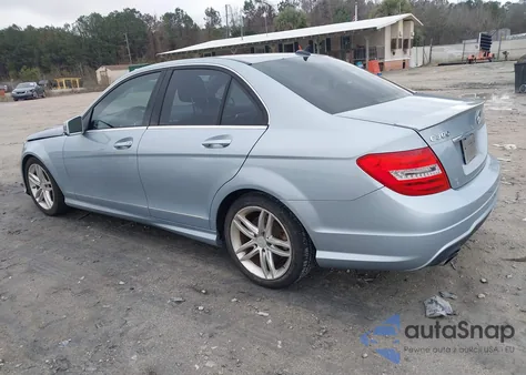2013 Mercedes-Benz C 300 Sport 4Matic z USA, uszkodzony, nr VIN WDDGF8AB0DR278612